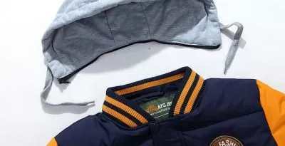 Blouson bicolor à capuche coton pour homme avec ecusson poitrine