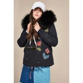 Manteau hiver pour femme avec badges brodés et capuche fourrure