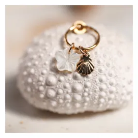 Paire de boucles d'oreilles anneau et breloques coquillage et nacre