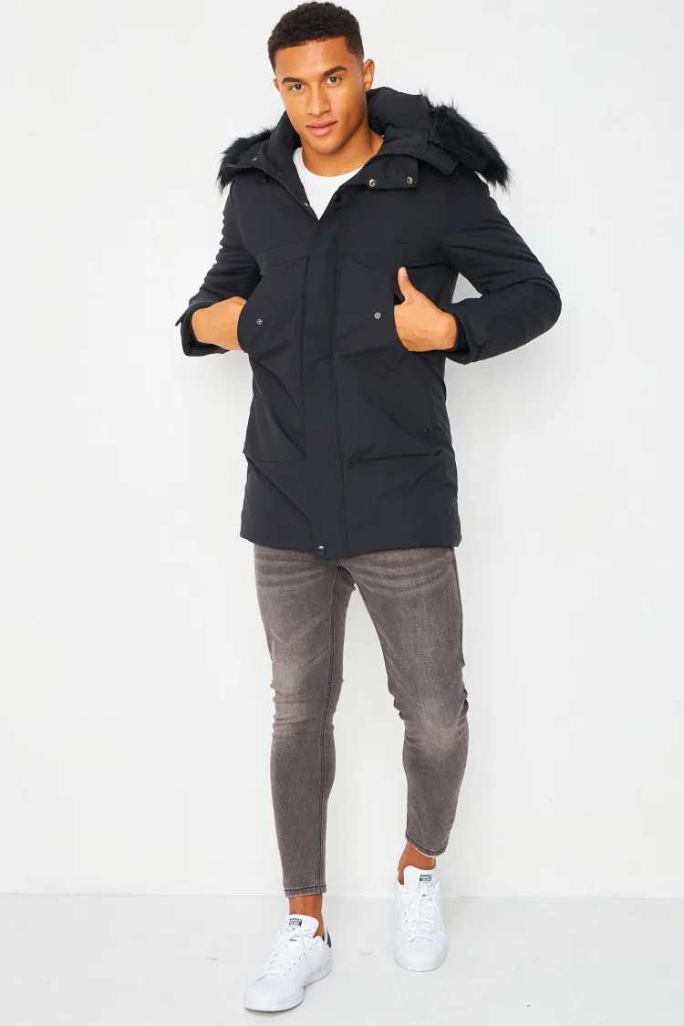 Parka noire à capuche avec fausse fourrure