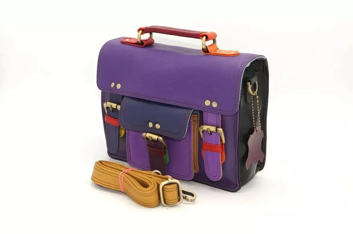 Petit cartable cuir modèle unique et original violet