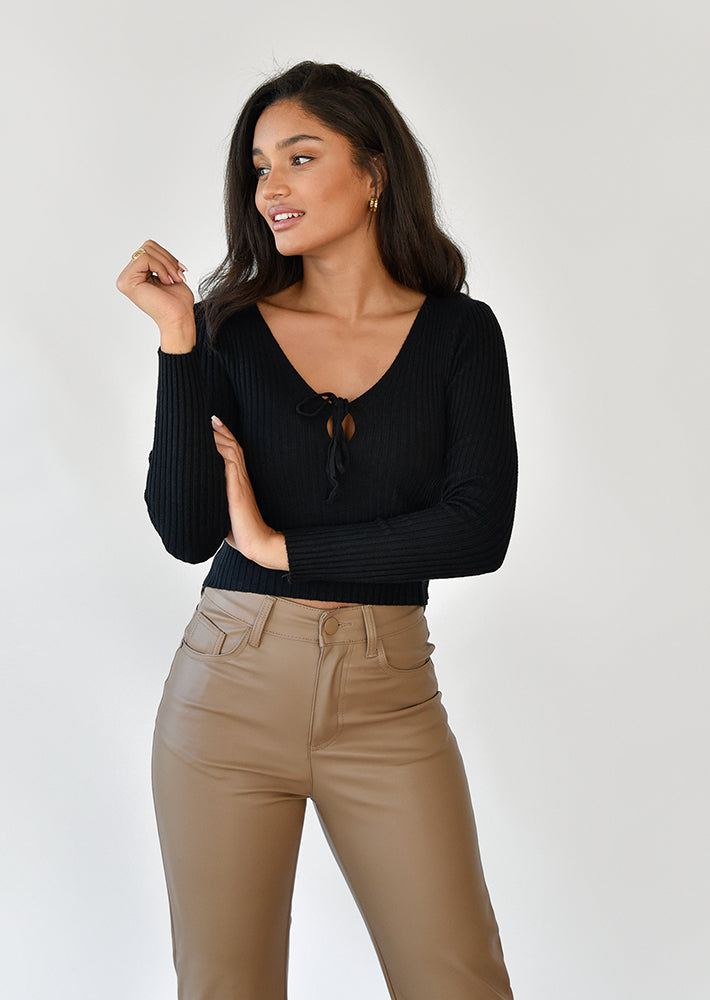 Pull noir à découpe