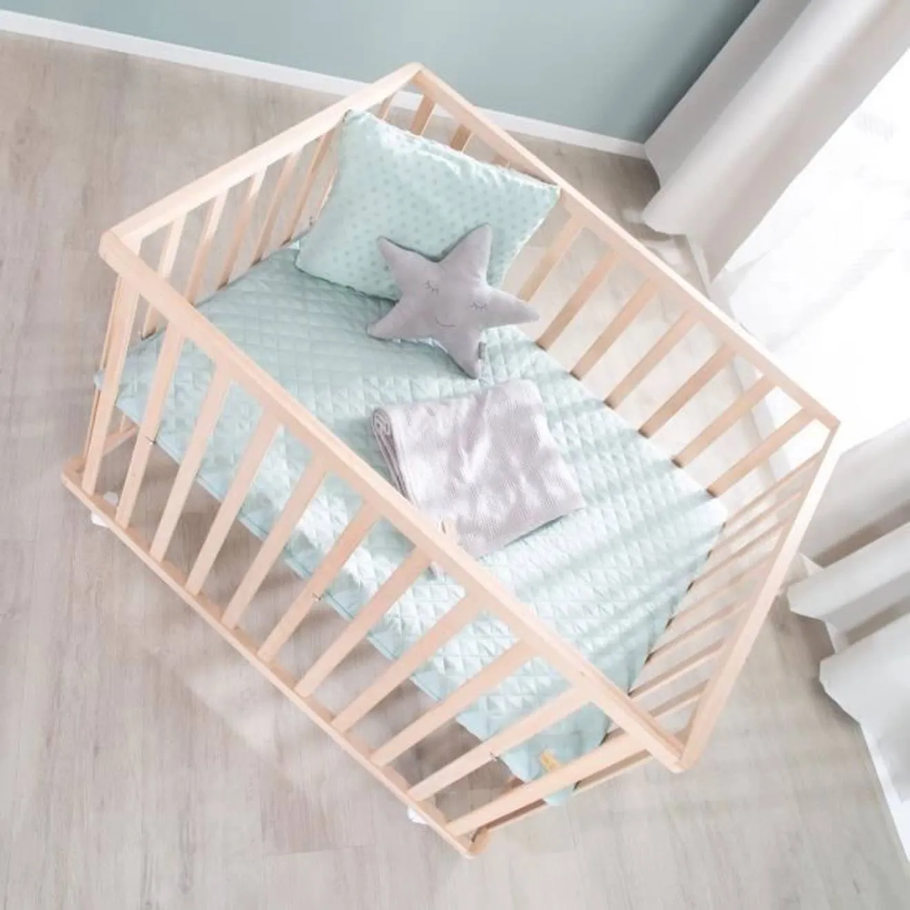 ROBA Parc Bébé 75 x 100 cm en Hêtre Massif Bio + Tapis Vert Givré + 4 Roulettes à Freins - Hauteur Réglable - Naturel beige - Ro