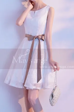 Robe Dentelle Blanche Courte Ceinture Marron à Nouer