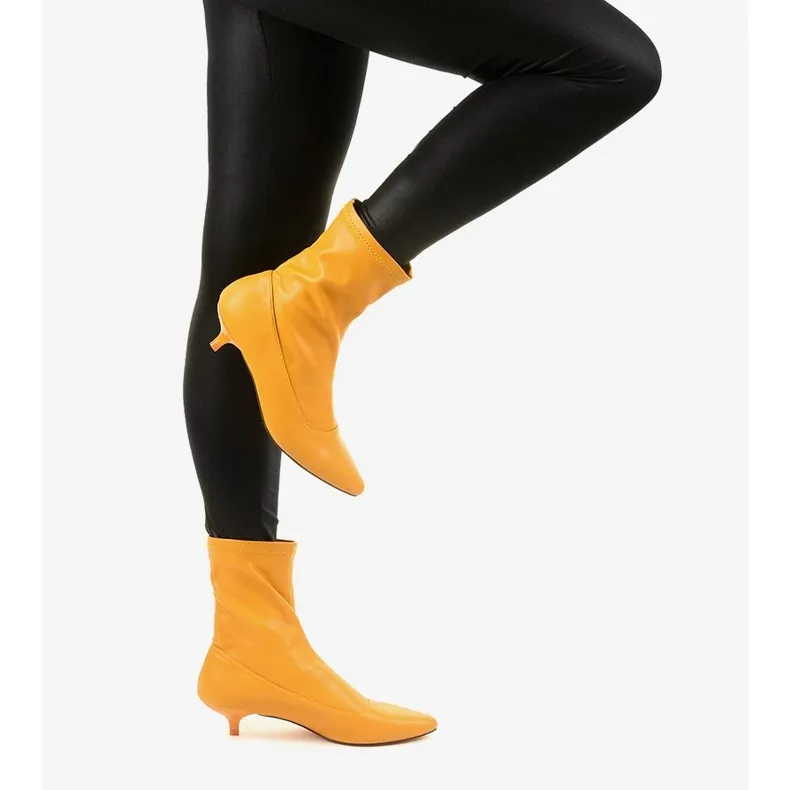 Talons hauts jaunes avec une chaussette Ragemour