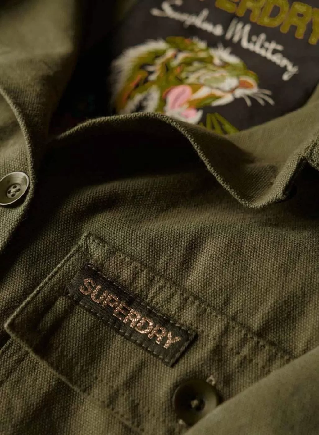 Veste Superdry militaire verte pour femme décorée.
